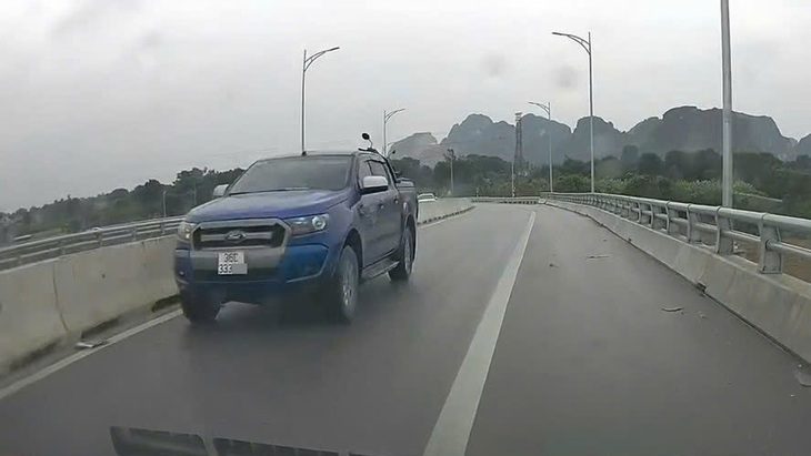 101d6d66-6ddc-4b33-9047-6e34da60f183-17379727229821934821441 Bị phản ánh đi ngược chiều trên mạng xã hội, tài xế bị công an tìm đến xử phạt 19 triệu - Ảnh 1.