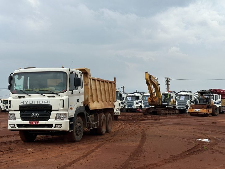 Chủ đầu tư sân bay Long Thành lên tiếng về nhà ga kết hợp đường sắt ngầm- Ảnh 1. Xe tải nhộn nhịp ở công trình xây dựng nhà ga hành khách sân bay Long Thành - Ảnh: CÔNG TRUNG