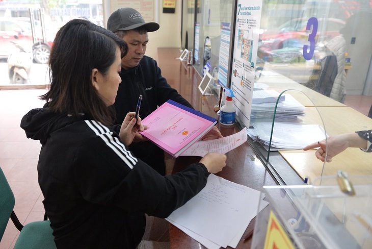 Bỏ sổ hộ khẩu: Tại sao người dân vẫn phải xin giấy xác nhận cư trú? - Ảnh 1. Bỏ sổ hộ khẩu: Tại sao người dân vẫn phải xin giấy xác nhận cư trú? - Ảnh 1.