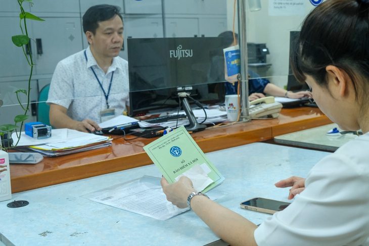 Người lao động làm thủ tục tại Bảo hiểm xã hội quận Hai Bà Trưng, Hà Nội - Ảnh: HÀ QUÂN Người lao động làm thủ tục tại cơ quan bảo hiểm xã hội - Ảnh minh họa: HÀ QUÂN