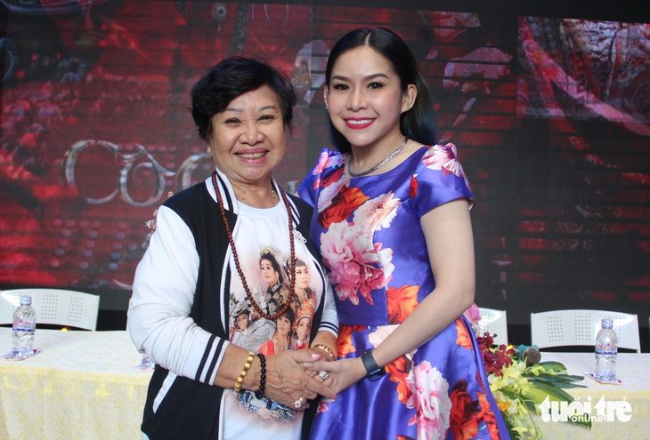 Nghệ sĩ Bình Tinh và mẹ, cố nghệ sĩ Bạch Mai - Ảnh: LINH ĐOAN Bình Tinh dùng tiền tác quyền của mẹ Bạch Mai san sẻ với nghệ sĩ nghèo- Ảnh 1.