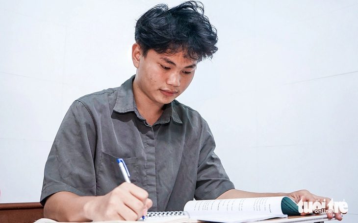 Bố Lò Mộc Thiên chỉ viết được tên mình, con đậu đại học bố mừng đi vay khắp dòng họ - Ảnh 1. Đặt giấy báo điểm lên mâm cúng mẹ trước ngày đi học - Ảnh 1.