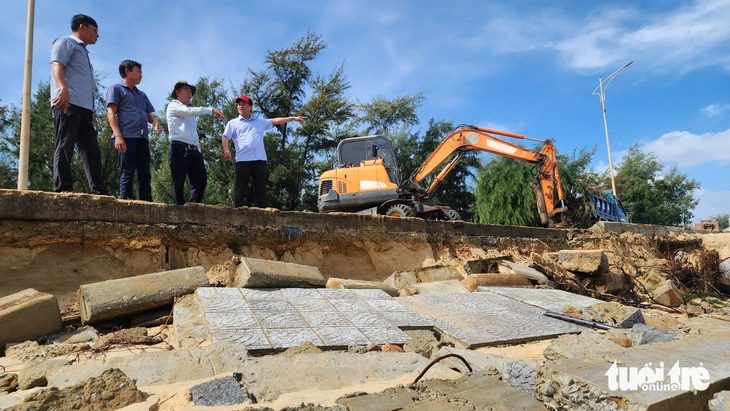 base64-17295748657611650909856 Bờ biển ở Huế bị xâm thực bất thường, nguy cơ mở lại cửa biển ở đập Hòa Duân - Ảnh 1.