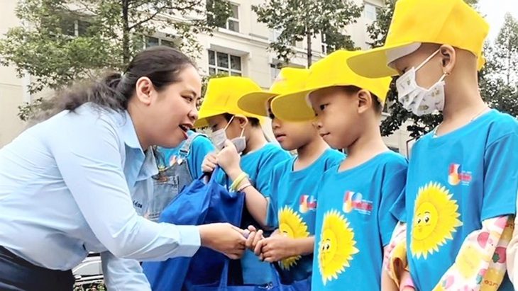 base64-1736525708135554635408 Bệnh nhi ung thư vui Tết sớm - Ảnh 1.