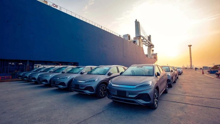 BYD 'sa chân' ở nút thắt không ngờ, cơ hội cho Tesla, VinFast?- Ảnh 1. Một lượng lớn xe điện BYD tồn ngoài cảng do gặp nhiều vấn đề về chất lượng trong quá trình vận chuyển - Ảnh: InsideEVs