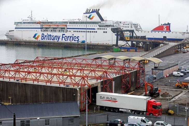 Bộ Ngoại giao lên tiếng về có 3 người Việt trong container đông lạnh ở Ireland- Ảnh 1. Cảng Rosslare tại Ireland - Ảnh: AFP