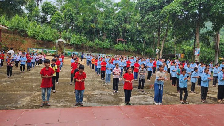 hoc-sinh-1726475241280267937781 Buổi học đầu tiên sau bão lũ của 100 học sinh khu Làng Nủ - Ảnh 1.