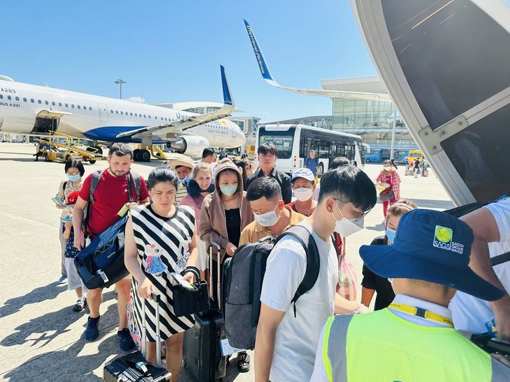 Nguyên nhân giá vé máy bay giảm mạnh được cho là do lượng khách du lịch trong dịp hè không như kỳ vọng. Sức mua thấp khiến các hãng phải hạ giá để kích cầu - Ảnh: CÔNG TRUNG Nguyên nhân giá vé máy bay giảm mạnh được cho là do lượng khách du lịch trong dịp hè không như kỳ vọng. Sức mua thấp khiến các hãng phải hạ giá để kích cầu - Ảnh: CÔNG TRUNG