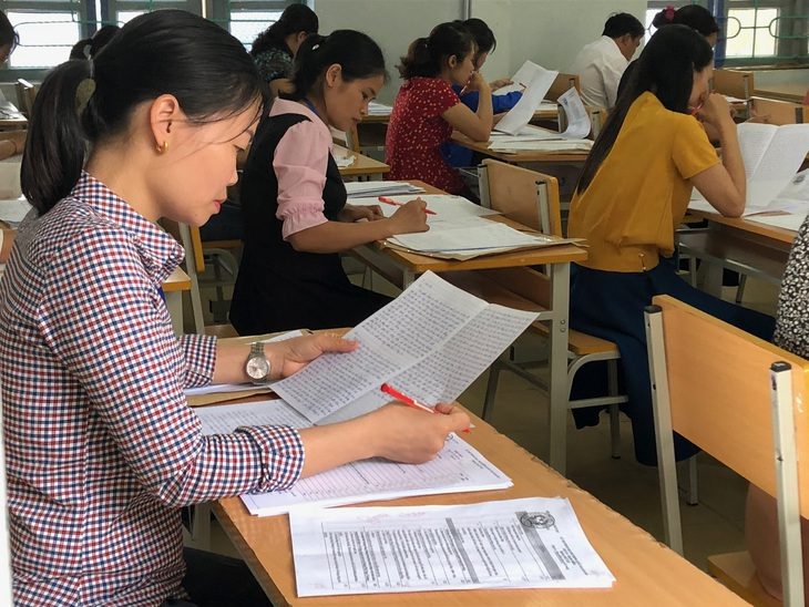 Chốt định dạng đề thi tốt nghiệp THPT từ năm 2025- Ảnh 1. Với kỳ thi tốt nghiệp THPT từ năm 2025, môn ngữ văn vẫn thi tự luận và được giám khảo chấm thi - Ảnh: VĨNH HÀ