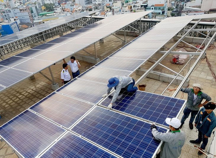 Lắp đặt điện mặt trời mái nhà tự dùng tại TP.HCM - Ảnh: NGỌC HIỂN Lắp đặt điện mặt trời mái nhà tự dùng tại TP.HCM - Ảnh: NGỌC HIỂN