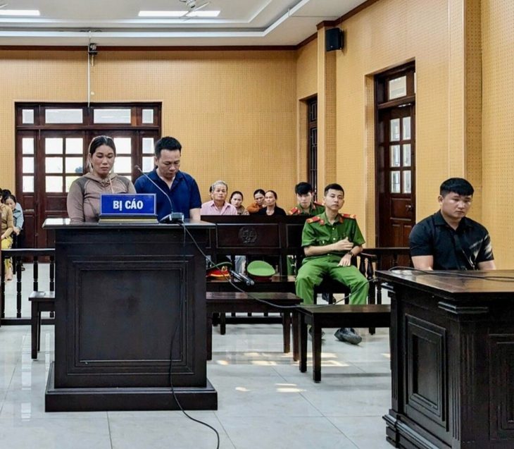 Bị đánh gãy 2 tay, suốt phiên tòa shipper vẫn xin giảm án cho bị cáo- Ảnh 1. Bị cáo Nhạt và Thủy cúi mặt thừa nhận hành vi phạm tội của mình - Ảnh: M.Q.