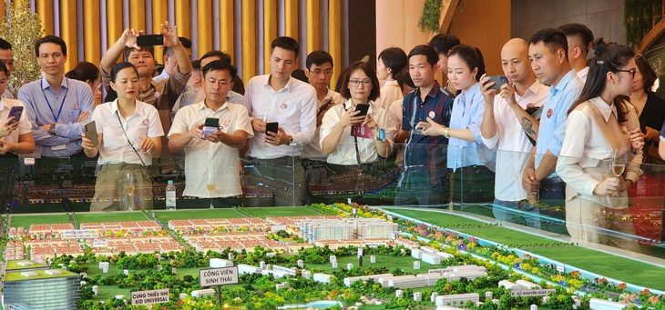 moi-gioi-bat-dong-san-1726048354440197131781 Bộ Xây dựng yêu cầu các địa phương thanh tra, xử lý đầu cơ, thổi giá bất động sản - Ảnh 1.