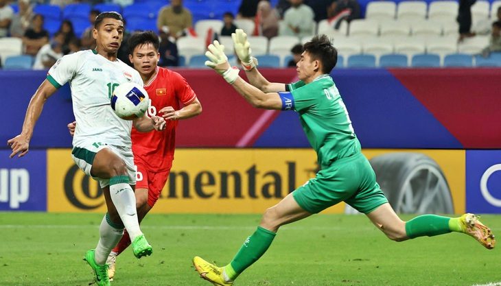 Bóng đá Việt Nam không thể thua mãi vì...VAR- Ảnh 1. Quan Văn Chuẩn (phải) với pha bắt bóng dẫn đến quả 11m - Ảnh: AFP