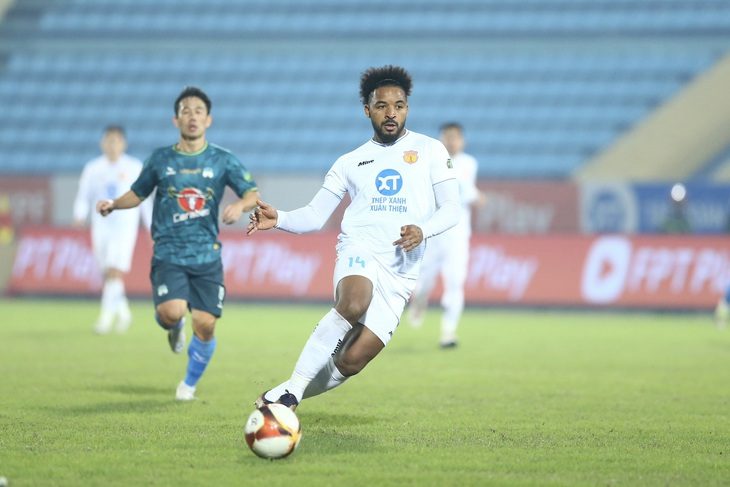 Với hiệu suất 10 bàn thắng/7 trận, tiền đạo Rafaelson đang góp công giúp CLB Nam Định dẫn đầu V-League 2023 - 2024 - Ảnh: HOÀNG TÙNG Với hiệu suất 10 bàn thắng/7 trận, tiền đạo Rafaelson đang góp công giúp CLB Nam Định dẫn đầu V-League 2023 - 2024 - Ảnh: HOÀNG TÙNG