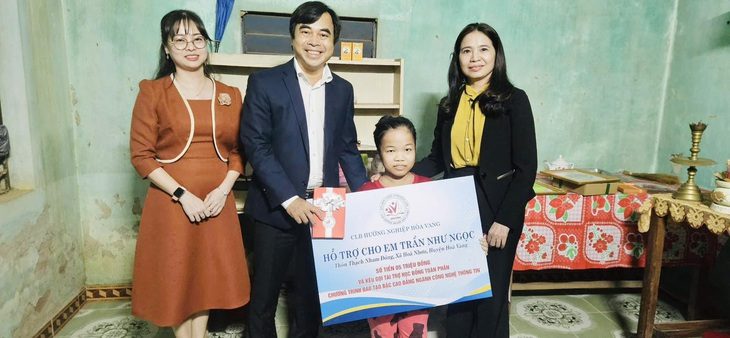 tang-hoc-bong-cho-hoc-tro-khuyet-tat-1734684267752669314433 Bí thư huyện kết nối học bổng cho trò khuyết tật, khen cô giáo đưa trò tới lớp - Ảnh 1.