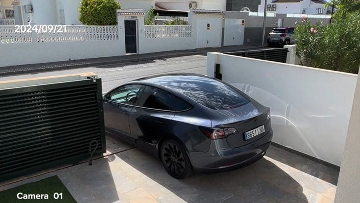 tesla-model-3-do-xe-tu-dong-roi-bo-di-1-17272546659211127824262 Bật tính năng tự đỗ, xe Tesla chạy đi luôn, dân mạng hài hước: 'Mị muốn đi chơi' - Ảnh 1.