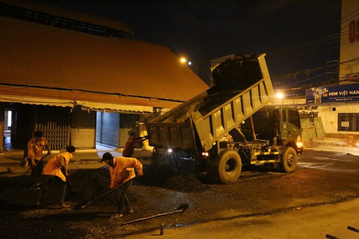 Bị ngưng hợp đồng dự án thoát nước Võ Văn Ngân, Anh Vinh kiện Ban dự án Thủ Đức- Ảnh 1. Do nhà thầu thi công bầy hầy nên chủ đầu tư phải đi giặm vá, sửa chữa một số điểm tại dự án xây dựng hệ thống thoát nước đường Võ Văn Ngân, TP Thủ Đức - Ảnh: CHÂU TUẤN