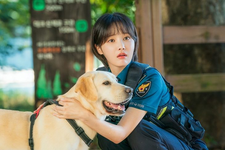 yeonwoo-172905228375368822090 Chú chó biết tuốt: Khi người già dạy người trẻ sống ý nghĩa - Ảnh 1.